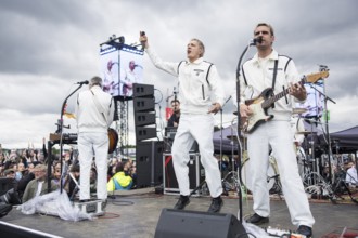 Steffen Israel (guitarist and keyboarder), Felix Brummer (singer), Karl Schumann (guitarist) and