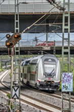 IC2 train, double-decker Intercity, on the line between Bochum and Dortmund, at Dortmund-Marten,