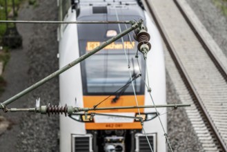 Traction current, overhead line, detail, tensioning of current-carrying lines, insulators, power