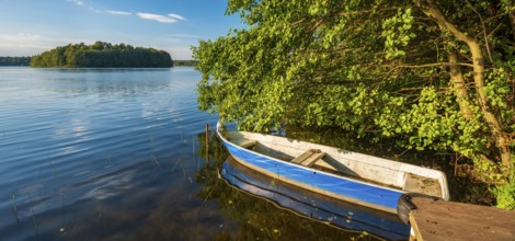 Stiller See with dock and rowing boat, Großer Lychensee, Lychen, Uckermark, Brandenburg, Germany