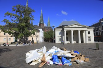 Schlossplatz with castle guard and St. Lambert's Church in the background, in the foreground a heap