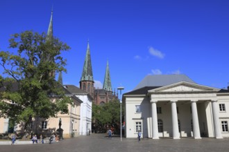 Schlossplatz with castle guard and St. Lambert's Church in the background, Oldenburg, Lower Saxony,
