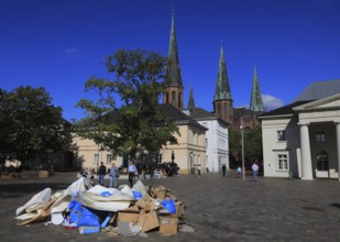 Schlossplatz with castle guard and St. Lambert's Church in the background, in front of it a pile of