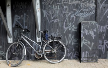 Zündapp women's trekking bike in front of a grey wall with graffiti, here in Oldenburg, Lower