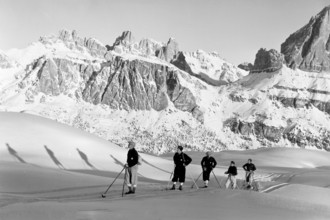 Winter skiing in front of the group Lagazuoi da Nuvolao, snow, group, Alps, mountaineers, skiers,