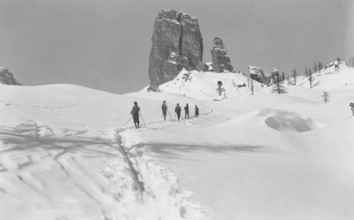 Ski hike in winter at the Cinque Torri (five towers), snow, Alps, group, mountaineer, skier, around