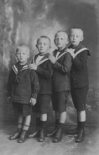 Four brothers, organ pipes, fashion, around 1917, historical, Germany