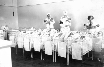 Newborn, hospital, maternity ward, birth, nurse, midwife, birth surplus, population development,