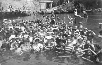 Large bathing group in a lake, woman, men, children, woman often in full clothing, swimwear, July
