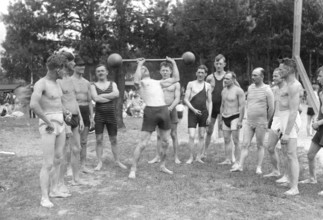 Group of men, sports, weightlifting, swimwear, around 1925, historical, Germany