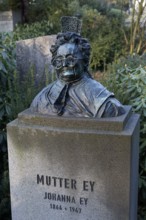 Honorary grave of gallerist Johanna Ey, mother Ey, portrait bust of sculptor Bert Gerresheim,