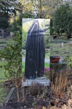 Photo of a stolen bronze figure at a grave site, metal theft, Nordfriedhof Düsseldorf, North