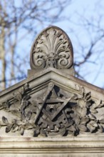 Circle, triangle and cog symbol, guild symbol for mechanical engineering at a burial site at the