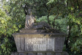 Grave sculpture of a woman with bare upper body by sculptor Rudolf Zieseniss, Grrabstätte Schade