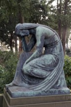 Grave sculpture of a grieving woman by sculptor Eberhard Encke, Redemann grave, North Cemetery