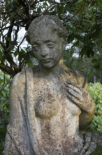 Grave sculpture of a woman with bare upper body by sculptor Rudolf Zieseniss, Grrabstätte Schade