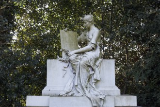 Historic grave of the Schulte family with marble sculpture by sculptor Friedrich Kühn, Eduard