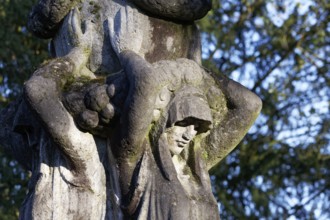 Tomb sculpture with female caryatids by Bldhauer Fritz Klimsch, Behrens grave site, Nordfriedhof