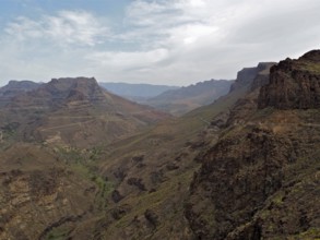 Dry mountain landscape with distinctive rocks under cloudy sky, Degollada de las Yeguas, Gran