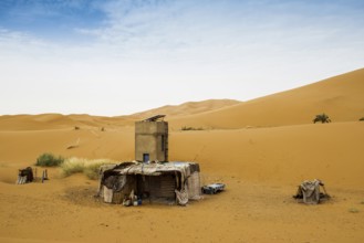 Traditional dwellings and sand dunes, near Merzouga, Meknès-Tafilalet region, Erg Chebbi, northern