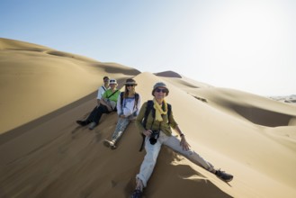Tourist group in the desert, near Merzouga, Meknès-Tafilalet region, Erg Chebbi, northern Sahara,