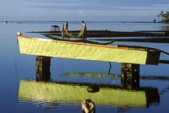 Outrigger boat, fishermen with nets, Tahiti, Franz. Poynesia