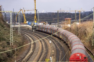 Freight train on the railway line at the Duisburg-Kaiserberg motorway junction, constricted lanes,