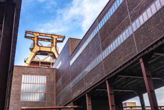 Zollverein Colliery, Doppelbock conveyor scaffolding from shaft 12, Wipperhalle and wagon