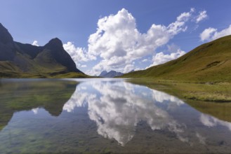 Rappensee, left Kleiner Rappenkopf, 2276m, behind the Schafalpenköpfe, above it the Mindelheimer