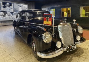 Adenauer's Mercedes 300 with saloon car 10205, historical film in the background, House of History,