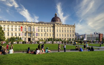 Summer lifestyle, tourists and passers-by in the pleasure garden in Berlin-Mitte, Berlin, Germany
