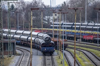 Wagons with pipes, including for gas pipelines, at Mülheim-Styrum marshalling yard, on the railway