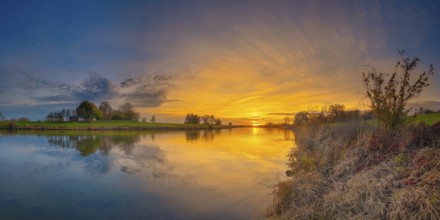 Intensive sunset on the Weser, Mahlen, Hassel, Nienburg, Lower Saxony, Germany