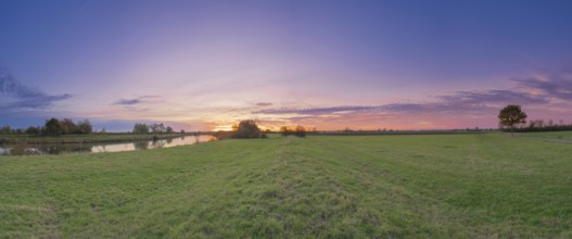 View along a protective dike on the Weser at sunset, Mahlen, Hassel, Nienburg, Lower Saxony,