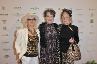 Rena Bilsbury (Les Humphries Singers), Helene Schneidern and Karin Gräfin Sassoli de Bianchi de