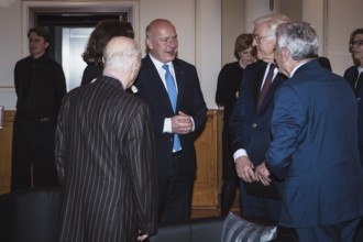Daniel Barenboim, Kai Wegner, Frank-Walter Steinmeier and Joachim Gauck in front of a dinner in