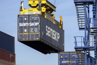 Mannheim: A container from logistics company SAMSKIP is loaded at the port