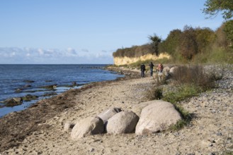 Boulders on the banks of the Saal, tourists on the coast, cliffs, Klein Zicker, Mönchgut, Rügen