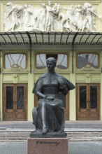 Statue of Ukrainian National Poet Olga Kobyljanska, in the back the Olha-Kobylianska Theatre,
