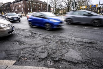 Large potholes at the confluence of Kruppstraße with Friedrichstraße, B224, heavy vehicle traffic,