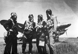 J. Chaldej with Soviet pilots, location unknown, but presumably near Crimea, Chaldej is on the far