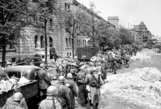 Red Army soldiers, Soviet troops at Mehringdamm 20-28 in front of the Garde-Dragoner barracks
