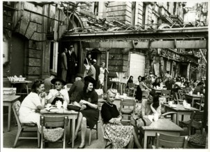 Life starts again, street coffee with guests on Kurfürstendamm, summer 1945, Berlin, Germany