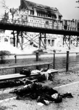 Civilians, war victims, a dead woman on Hallescher Ufer, Berlin, April 1945, Germany