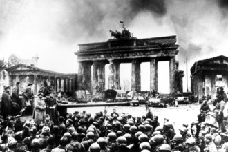 2.5.1945, the poet Yevgeny Aronovich Dolmatowski gives a speech for the Soviet soldiers in front of