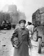 The poet Yevgeny Aronovich Dolmatowski with a Hitler's head as a trophy, Brandenburg Gate, Berlin