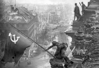 Auf dem Berliner Reichstag, 2. Mai 1945, drei sowjetische Soldaten hissen die Flagge der