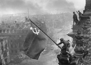 Auf dem Berliner Reichstag, 2. Mai 1945, drei sowjetische Soldaten hissen die Flagge der