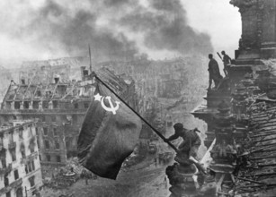 Auf dem Berliner Reichstag, 2. Mai 1945, drei sowjetische Soldaten hissen die Flagge der