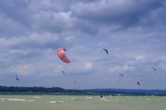 Surfer, Kite Surfer, Wind am Starnberger See, Ostseite, Fünfseenland, Upper Bavaria, Bavaria,